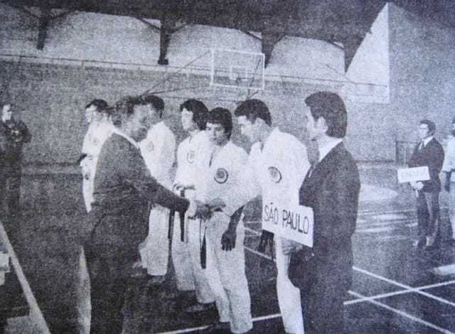 Cerimônia do Campeonato Zona Sul de 1974, com atletas de quimono e a placa da equipe de São Paulo