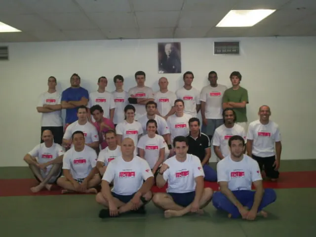 Turma reunida no tatame da Formula Academia, em 2006