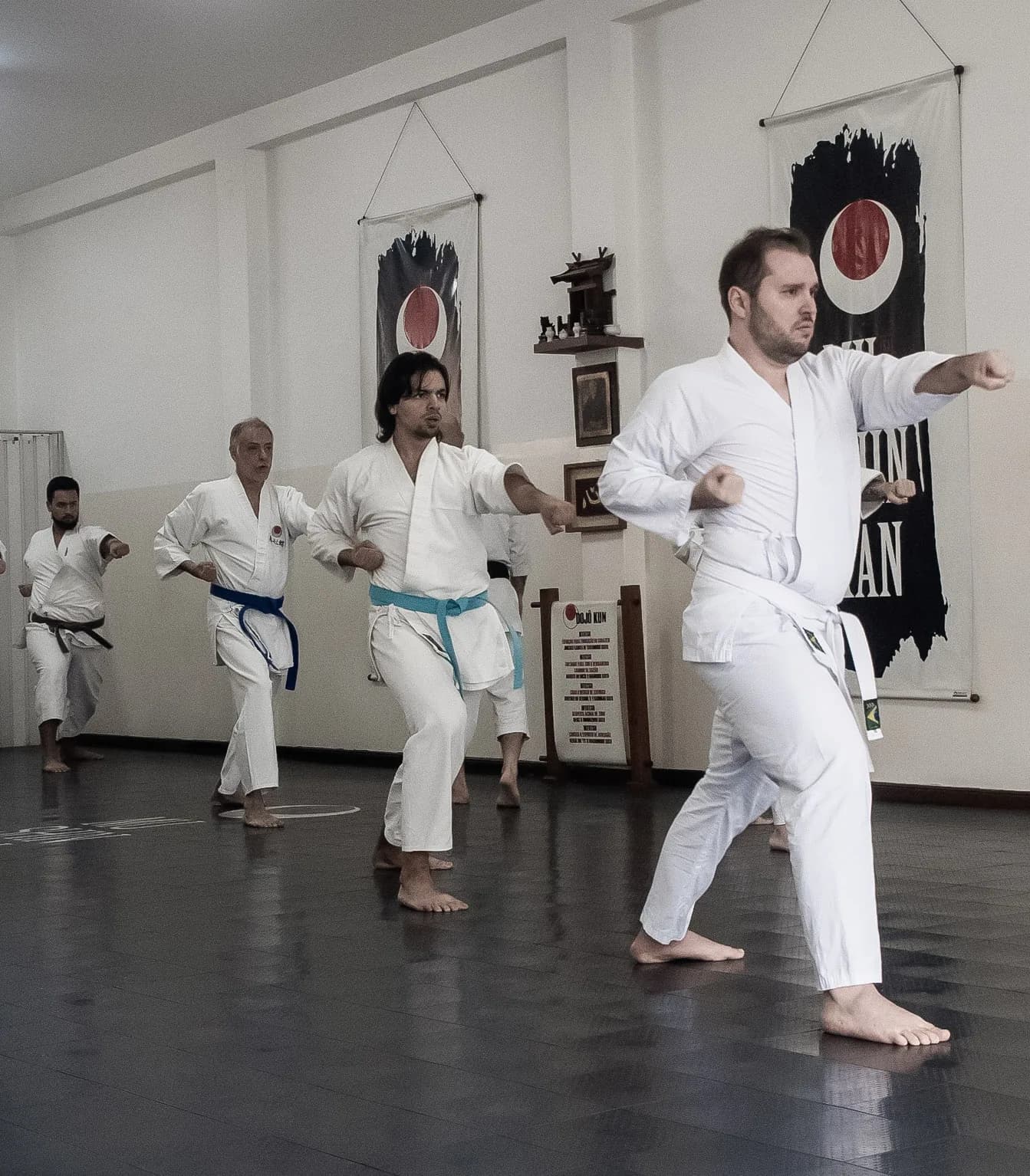 Alunos de idades e graduações diferentes treinando juntos no tatame